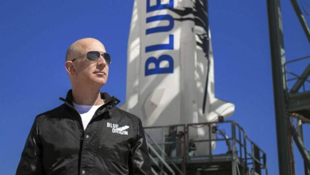 Bezos y el espacio: de lo virtual a lo real<br/><br/>¿Qué hace con su tiempo libre el hombre más rico del mundo cuando deja su trabajo? Fácil: ¡Viajar al espacio!<br/><br/>Cuando Jeff Bezos se retiró días atrás de Amazon, ya sabía que su próximo gran paso sería dejar atrás el 'espacio virtual' y salir de la Tierra en el primer vuelo tripulado de un cohete de Blue Origin, firma que fundó en 2000 para impulsar el turismo espacial.<br/><br/>'El mejor día', dijo un jubiloso Bezos dentro de la cápsula en la que alcanzó una velocidad tres veces superior a la del sonido y volvió junto a otros tres pasajeros tras 10 minutos más allá de los 100 km de altura, la considerada frontera con el espacio exterior.<br/><br/>Lo único malo: una semana antes, el británico Richard Branson, uno de sus rivales junto a Elon Musk (Tesla) en la llamada “carrera espacial de los millonarios”, se le adelantó y viajó en un avión de su compañía Virgin Galactic, aunque “solo” superó los 80 km de altura.<br/>