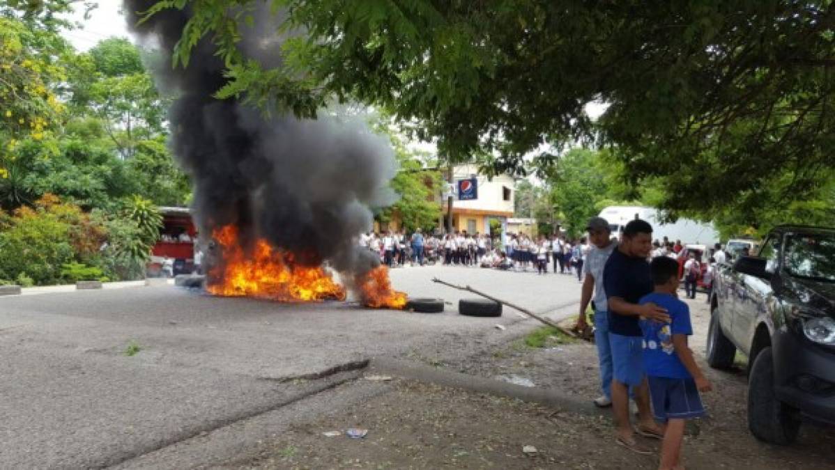 Pobladores de Copan Ruinas se tomaron este viernes la carretera hacia la frontera El Florido.<br/>