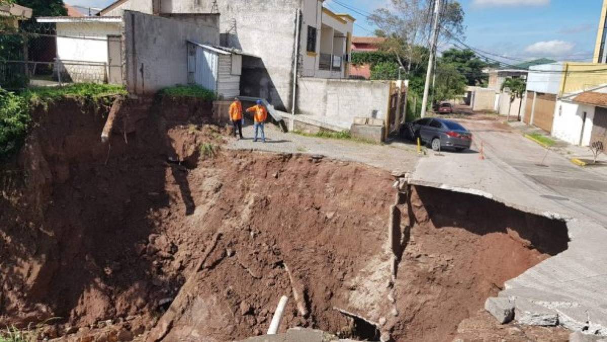 Este cráter en la colonia La Hacienda fue provocado por las lluvias.