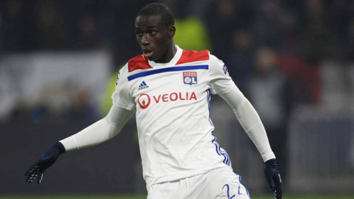 El francés Ferland Mendy será anunciado en breve como nuevo jugador del Real Madrid. De hecho, el seleccionador de Francia, Didier Deschamps, confirmó su fichaje por el club blanco: 'Hace dos años Mendy estaba en Segunda División y ahora estará en el Real Madrid. Puede hacerlo por las dos bandas', reveló. Zidane lo quiere para reforzar el lateral izquierdo ante el nivel que mostró Marcelo la temporada pasada.