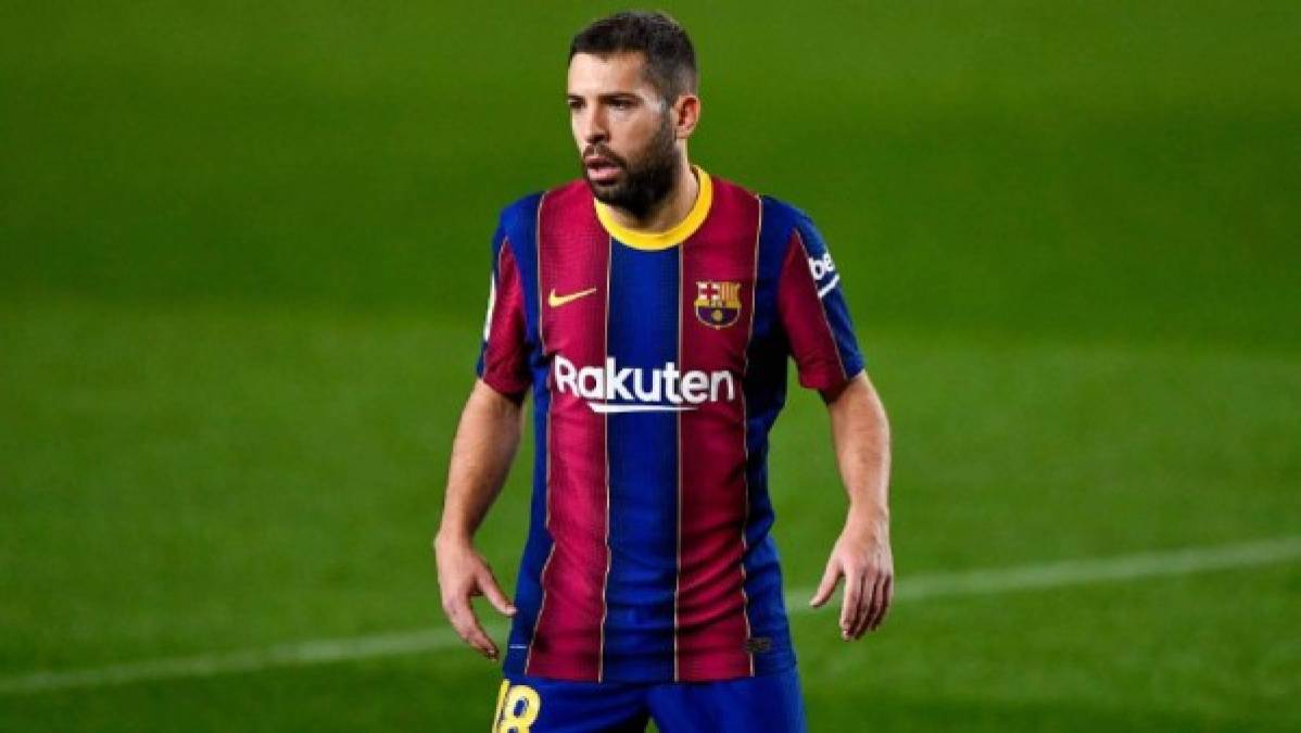 Jordi Alba no tiene pensado salir del FC Barcelona. El futbolista catalán estaba siendo vinculado en los últimos días fuera del Barça, pero no atiende a ninguna oferta, publicó el diario Marca. Su intención es quedarse en el club azulgrana, tiene contrato hasta 2024 y lo va a cumplir. Había sonado para el Inter, Manchester City y PSG, pero estos equipos se van a quedar con las ganas.<br/><br/>Foto - EFE