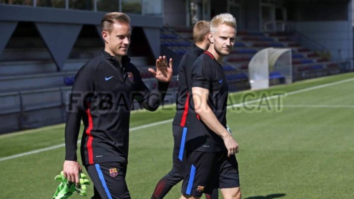 El portero Ter Stegen y el volante Rakitic en el entreno. El hondureño Anthony Lozano se dio el lujo de compartir con ellos.