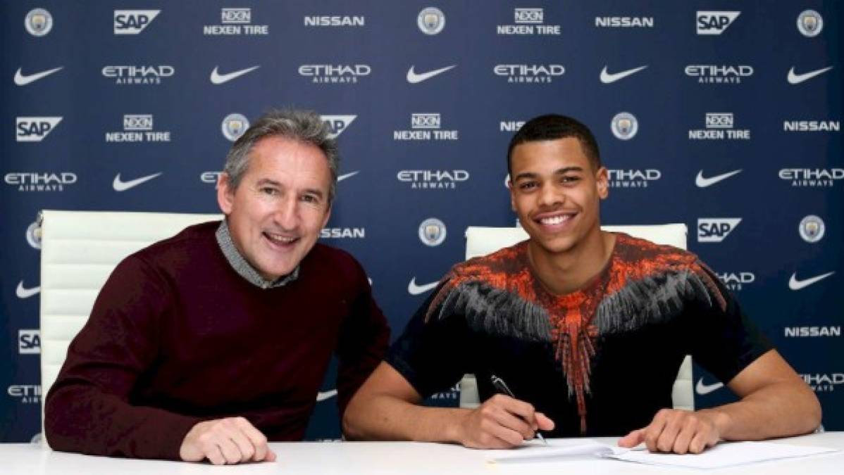 El Manchester City que dirige Pep Guardiola ofreció una rueda de prensa, con Txiki Begiristain al frente, para dar a conocer la renovación de Lukas Nmecha para las tres próximas temporadas. El joven jugador, de 19 años, amplía así su compromiso con los citizens.