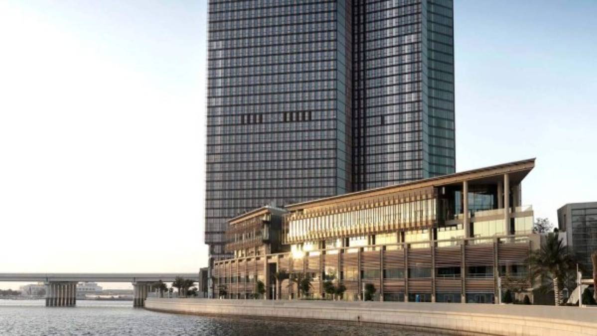 El hotel está ubicado en la isla de Al Maryah, en Abu Dabi, capital de los EAU, con vistas al Golfo Pérsico.