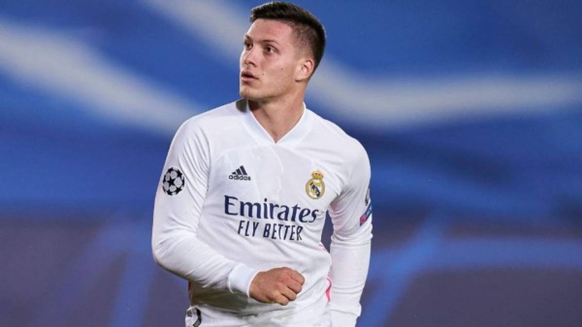 Luka Jovic ha dejado poca huella en el Real Madrid y ahora el club blanco le busca una salida. El AC Milan quiere hacerse con sus servicios y emprender una aventura en otra liga para el serbio sería un nuevo reto para él, quien esta última temporada estuvo cedido en el Eintracht Frankfurt.<br/><br/>Foto - AFP