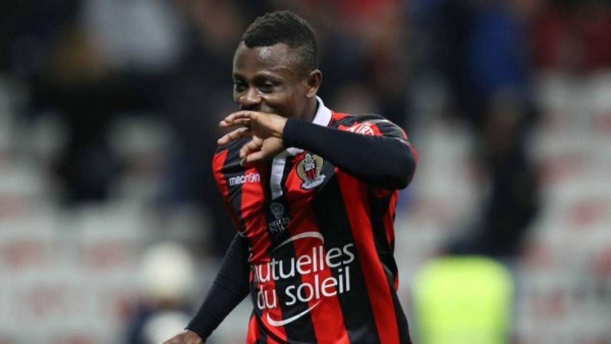 epa05616651 Jean Michael Seri of OGC Nice (R) vies for the ball with Konrad Laimer of RB Salzburg (L) during the UEFA Europa League Group I soccer match, OGC Nice vs RB Salzburg, at the Allianz Riviera stadium, in Nice, France, 03 November 2016. EPA/SEBASTIEN NOGIER