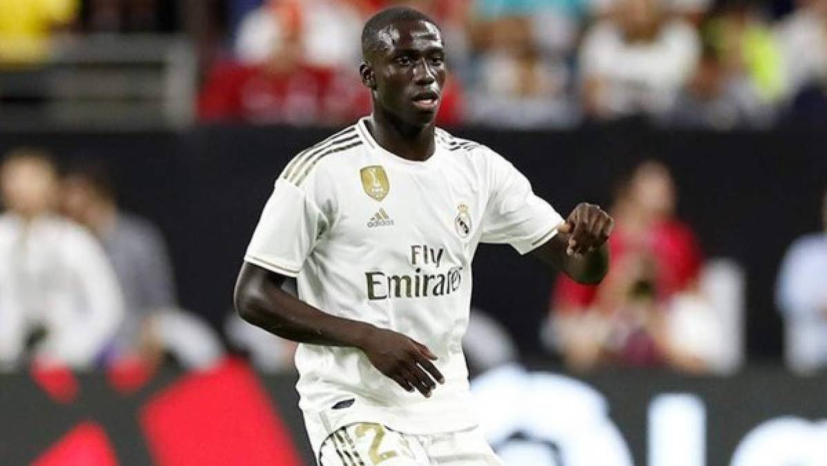 Ferland Mendy - El francés es el escogido por Zidane para el lateral izquierdo, dejando a Marcelo en el banquillo de suplentes.