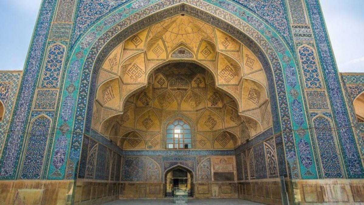 El ministro iraní de Relaciones Exteriores advirtió a Donald Trump que atacar 'sitios culturales es un crimen de guerra'. Entre los tesoros históricos de Irán que EEUU tiene en la mira se encuentra la Mezquita del Viernes de Isfahán, catalogada como Patrimonio de la Humanidad en 2012.