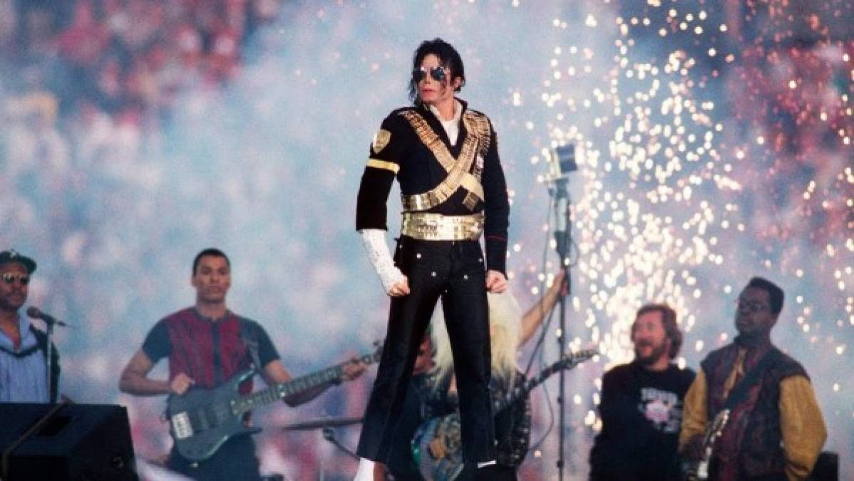 Tenía que ser Michael Jackson, con su dominio del escenario y su sentido del espectáculo, el que 25 años atrás convirtiera el Superbowl, un acontecimiento eminentemente deportivo en terreno abonado para algunas de las mayores hazañas musicales de la historia.