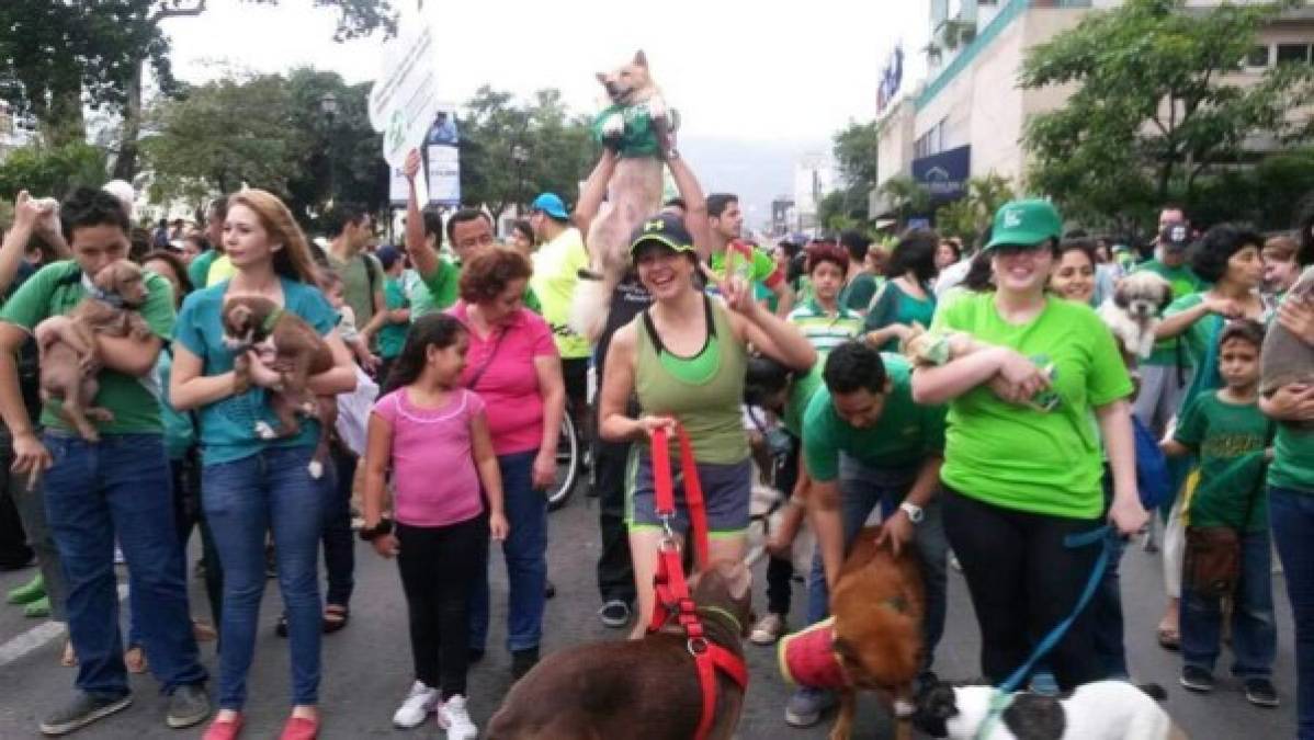 En familia y con amigos los sampedranos participaron en la caminata la tarde del sábado.