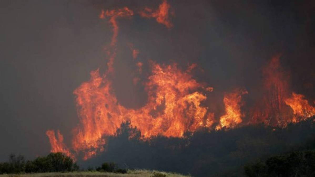 El fuego, que ha sido bautizado como 'Dixie' por las autoridades, se declaró el pasado 14 de julio y los más de 5.500 efectivos que trabajan en él solo lo han podido contener en un 32 %, informó el Departamento Forestal y de Protección contra Incendios de California (Cal Fire).