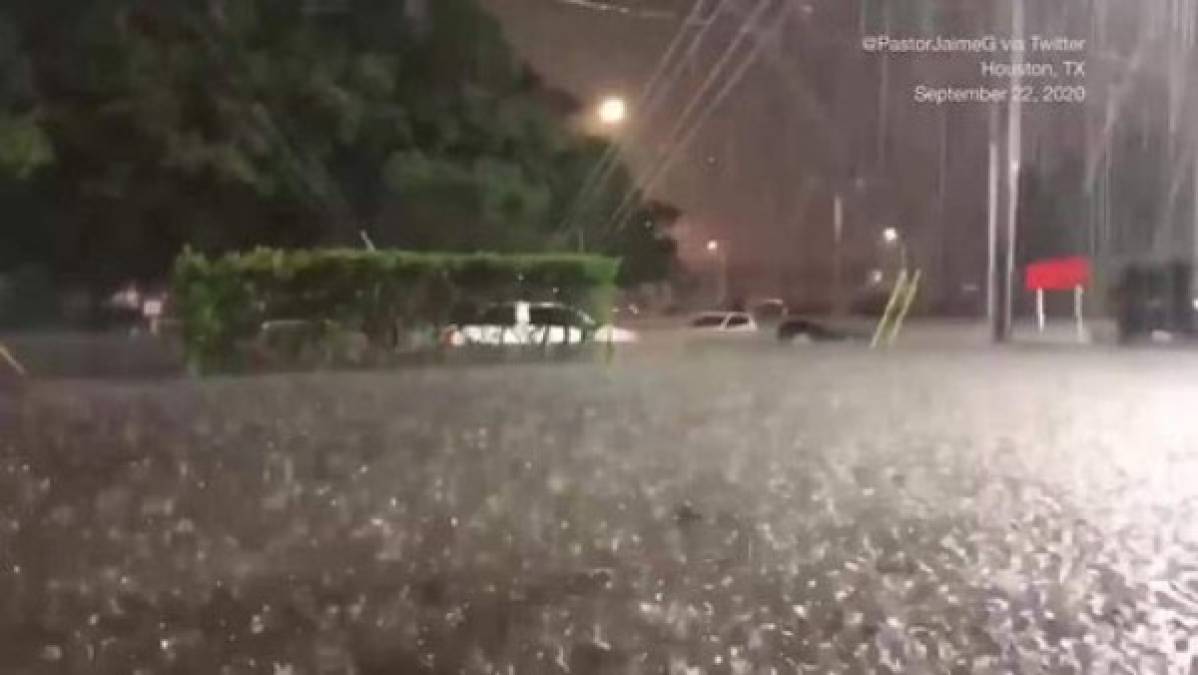 Hasta el momento, las autoridades locales han reportado graves inundaciones en la ciudad de Houston debido a Beta, que tocó tierra en Bahía de Matagorda con vientos máximos sostenidos de 75 kilómetros por hora.