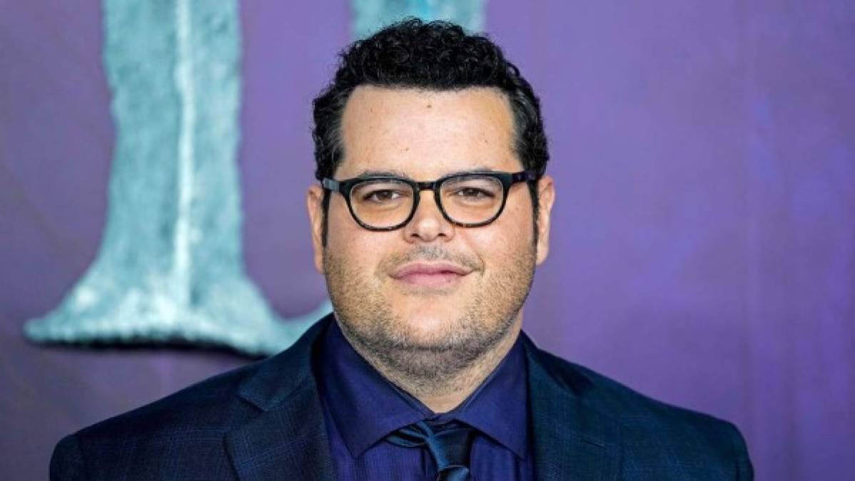 El actor Josh Gad se preguntó si hay 'alguna razón' para que Trump 'no esté esposado' ya mismo. 'Si cualquier otro estadounidense incitara a miles de personas a asaltar el Capitolio, ya estarían entre rejas. El presidente de 'ley y orden' necesita enfrentar ambas cosas ya mismo', afirmó. También retuiteó en su cuenta un video en el que compara las reacciones de la policía frente a los manifestantes del Black Live Matters y los seguidores de Trump.