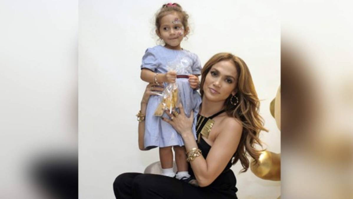 El pasado 22 de febrero la hija de JLo y Marc Anthony, Emme Muñiz, cumplió 11 años y a lo largo de su etapa de crecimiento ha cambiado mucho.<br/><br/>Algunos afirman que se parece con su padres y otros alegan que es idéntica a JLo.