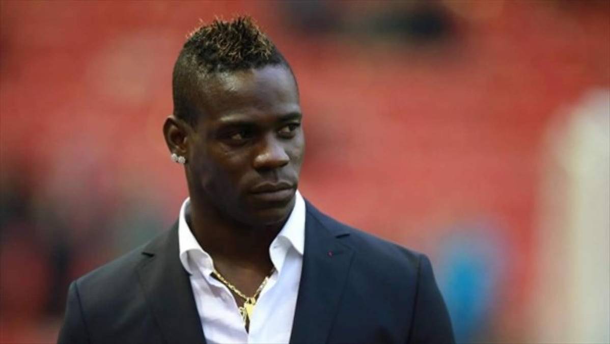 La madre de Mario Balotelli lo entregó en adopción cuando tenía apenas dos años, en Ghana. Mario necesitada de cuidados porque era enfermizo y sus padres no podían sustentar sus medicamentos.