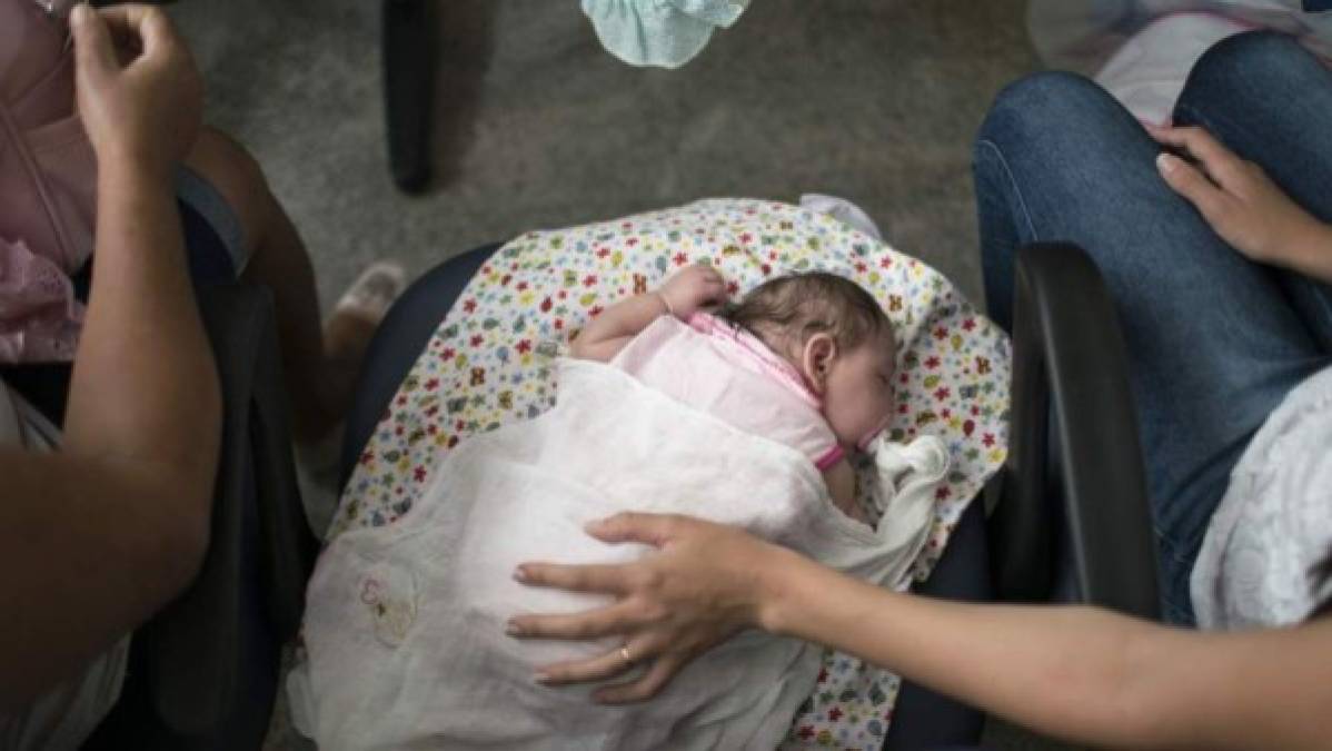 10. Nacen menos niños con microcefalia<br/><br/>El Hospital Escuela Universitario (HEU) registró en enero los primeros 5 casos de 2017 de recién nacidos con microcefalia relacionados con el virus del Zika.<br/><br/>A finales de 2016, en Honduras nacieron 127 niños con la malformación producto de los efectos del virus en las madres gestantes. Los bebés con cabeza pequeña continuaron naciendo durante el primer semestre de 2017.<br/>En mayo, el Departamento de Vigilancia de Salud contabilizó un total de 20 casos adicionales. <br/><br/>El 15 de diciembre de 2015, la Secretaría de Salud detectó el primer caso de zika. En 2016 sumaron 15,000 y en 2017 solo 147 personas tuvieron el virus.