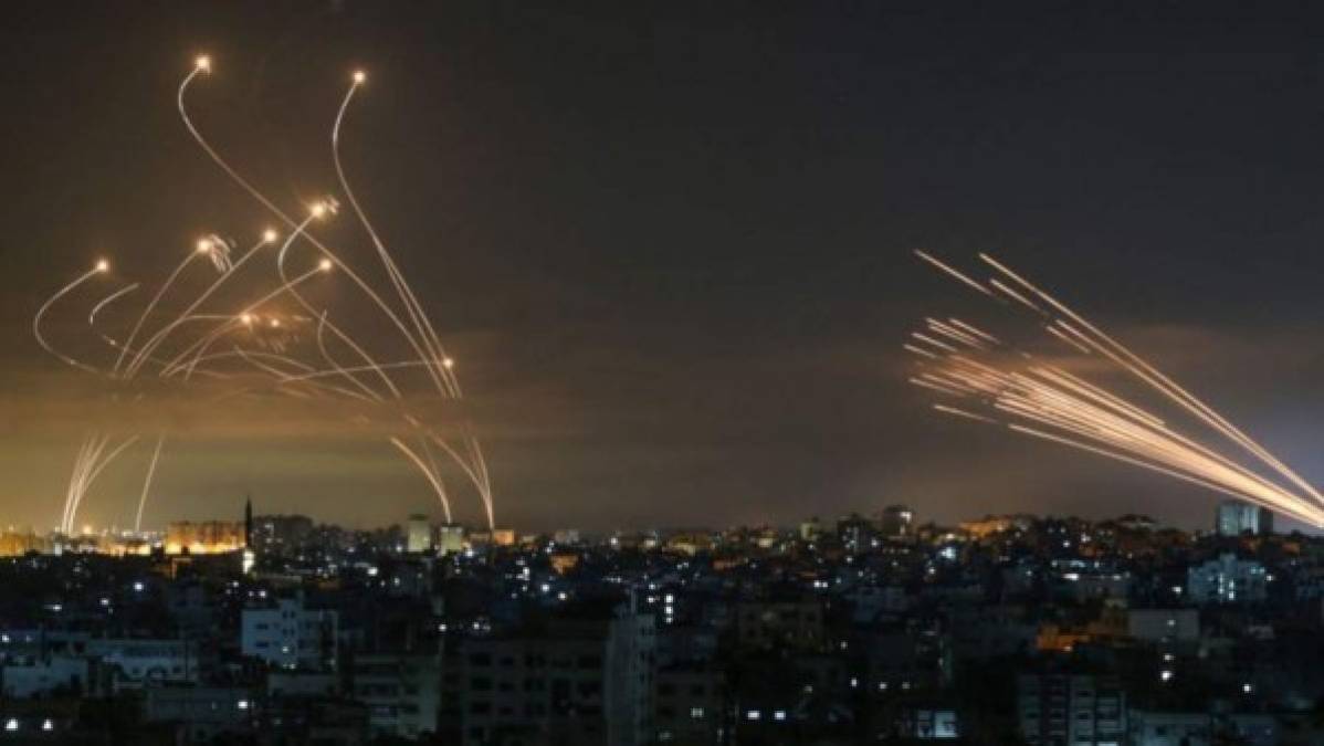 Una impactante imagen que muestra el momento en que Hamás lanza una lluvia de misiles hacia Israel, que los intercepta en el aire con su Cúpula de Hierro se viralizó en redes sociales tras una nueva noche de bombardeos entre ambos bandos.