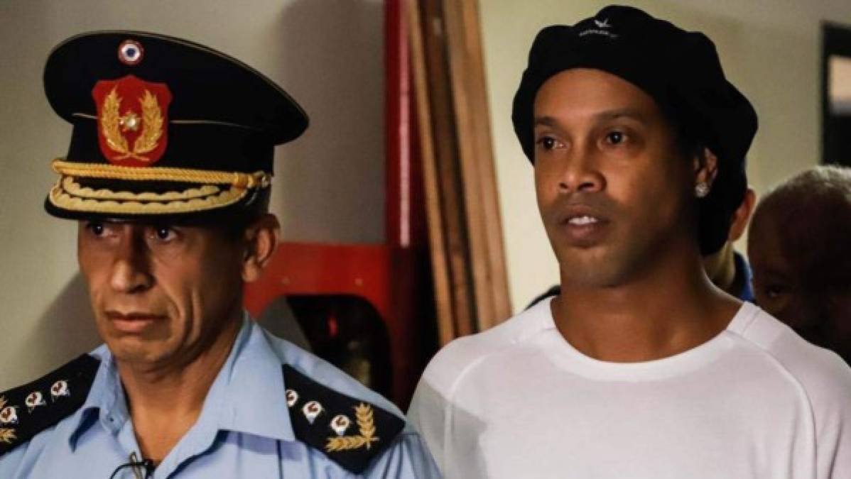 El jueves se dio a conocer que eran varios los clubes que se peleaban el fichaje de Ronaldinho para el torneo oficial en prisión, aunque debido a su calidad se puso la regla de que tenía prohibido anotar.