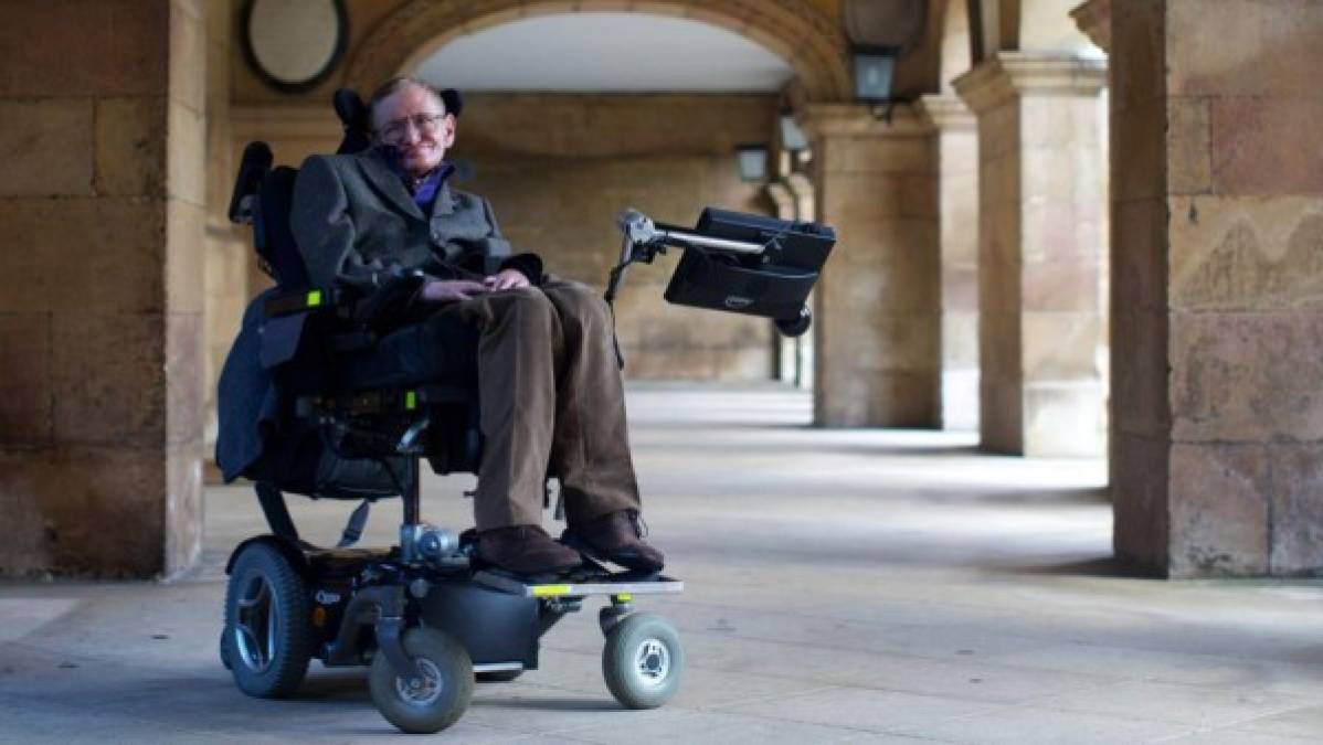 Stephen Hawking, el genio revolucionario. <br/><br/>El científico más influyente desde Albert Einstein, que logró explicar al mundo algunos de los secretos del cosmos desde una silla de ruedas, falleció en marzo pasado a los 76 años.<br/><br/>Stephen Hawking dejó su huella en la historia por sus estudios sobre los agujeros negros y la teoría del Big Bang. <br/><br/>Nacido en una familia de intelectuales en Oxford el 8 de enero de 1942, estudió en la Universidad de esta ciudad británica, pero se doctoró con honores en Física Teórica y Cosmología en la Universidad de Cambridge, donde ocupó la misma cátedra que Isaac Newton.<br/><br/>Con 21 años, le diagnosticaron esclerosis lateral amiotrófica (ELA), una enfermedad neurodegenerativa progresiva que le impedía moverse y hablar y que le llevó a utilizar un sofisticado método electrónico para comunicarse con el exterior.<br/><br/>Hawking, cuyo cuerpo le resultaba una cárcel y a quien auguraron una muerte inminente, se volcó en la Física Teórica y once años después del dictámen médico publicó el primero de sus hallazgos, la existencia de la llamada radiación de Hawking, que establecía que los agujeros negros emiten un tipo de radiación, algo impensable hasta entonces.<br/><br/>El genio de la astrofísica estuvo involucrado en la búsqueda del gran objetivo de la física, una “teoría unificada” que resolvería las contradicciones entre la teoría de la relatividad de Einstein y la de la mecánica cuántica. Para Hawking, esa búsqueda fue como una misión religiosa –dijo que encontrar una teoría del todo le permitiría a la humanidad “conocer la mente de Dios”. Escribió de manera tan lúcida sobre los misterios del espacio que su libro Breve historia del tiempo se volvió un éxito de ventas a nivel internacional, convirtiéndolo en una de las mayores celebridades del mundo científico.<br/><br/>En 1965 contrajo matrimonio con Jane Wilde, con quien tuvo tres hijos. La pareja se separó al cabo de 25 años y él se casó con su enfermera, Elaine Mason, de quien también se divorció en 2006.<br/><br/>El astrofísico continuó trabajando e investigando hasta el final, sin perder su curiosidad ante los misterios de la ciencia.