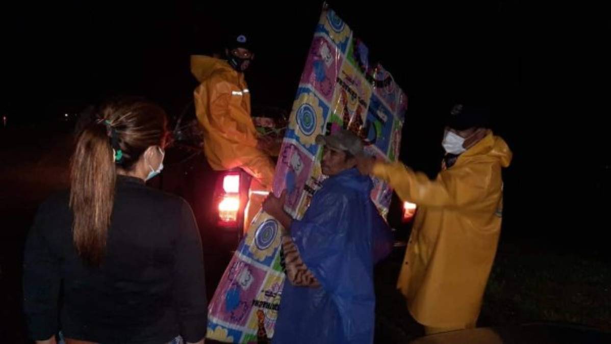 Al menos 32 personas que se encuentran en los albergues ubicados en las Escuelas Grevil Avelar Chávez de la Col. Ruth García y Escuela Lempira del Barrio Lempira.