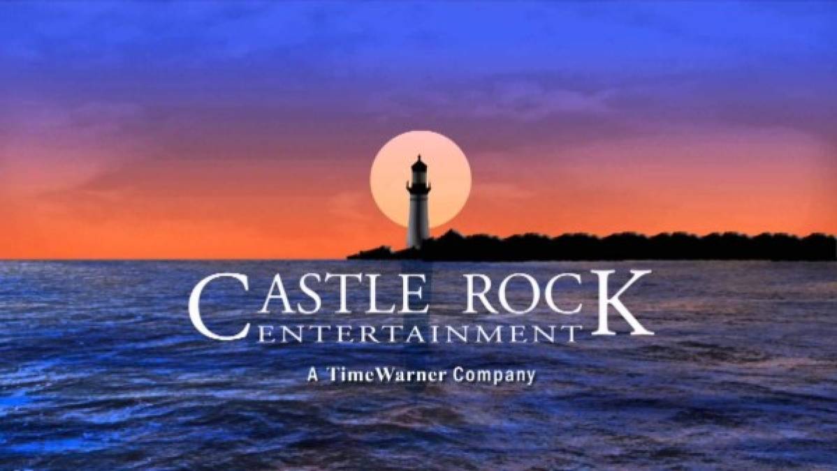 La empresa Castle Rock marcó su comienzo con el rodaje de películas basadas en las novelas de Stephen King, y precisamente de ellas proviene el nombre y el logo de la compañía: Castle Rock es una ciudad ficticia donde tienen lugar varias de las historias del afamado autor de libros de misterio.