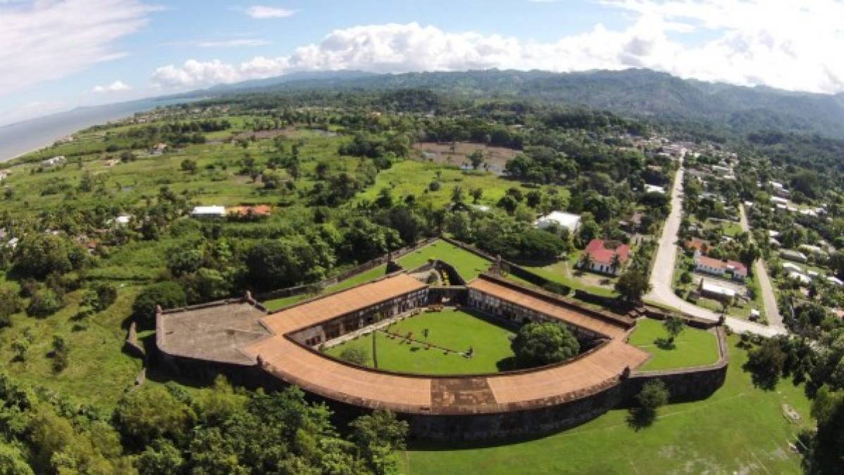 FORTALEZA DE SAN FERNANDO. Desde la terraza de esta monumental edificación se puede vislumbrar el día a día de Omoa, pero lo más interesante es que conocerá una historia incrustada en sus celdas silenciosas y sus paredes de antaño.