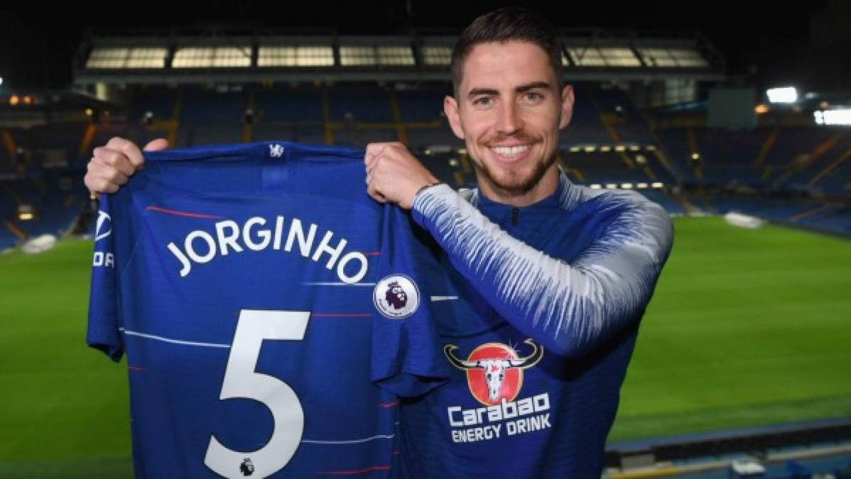 El incomparable estilo de juego desplegado por Maurizio Sarri en el Napoli tenía al centrocampista italobrasileño Jorginho como bastión y eje neurálgico, con el que llegó debajo del brazo al Chelsea. Desde el minuto 1 es el nuevo comandante del equipo 'blue'. Jerarquía, personalidad, asociación y gran desplazamiento tanto en largo como en corto, cualidades que enamoraban a Guardiola, que declaró abiertamente su interés en él. Sin embargo, su estrecha relación con Sarri y las necesidades del Chelsea en la parcela central decantaron la balanza. Ya es internacional con Italia.