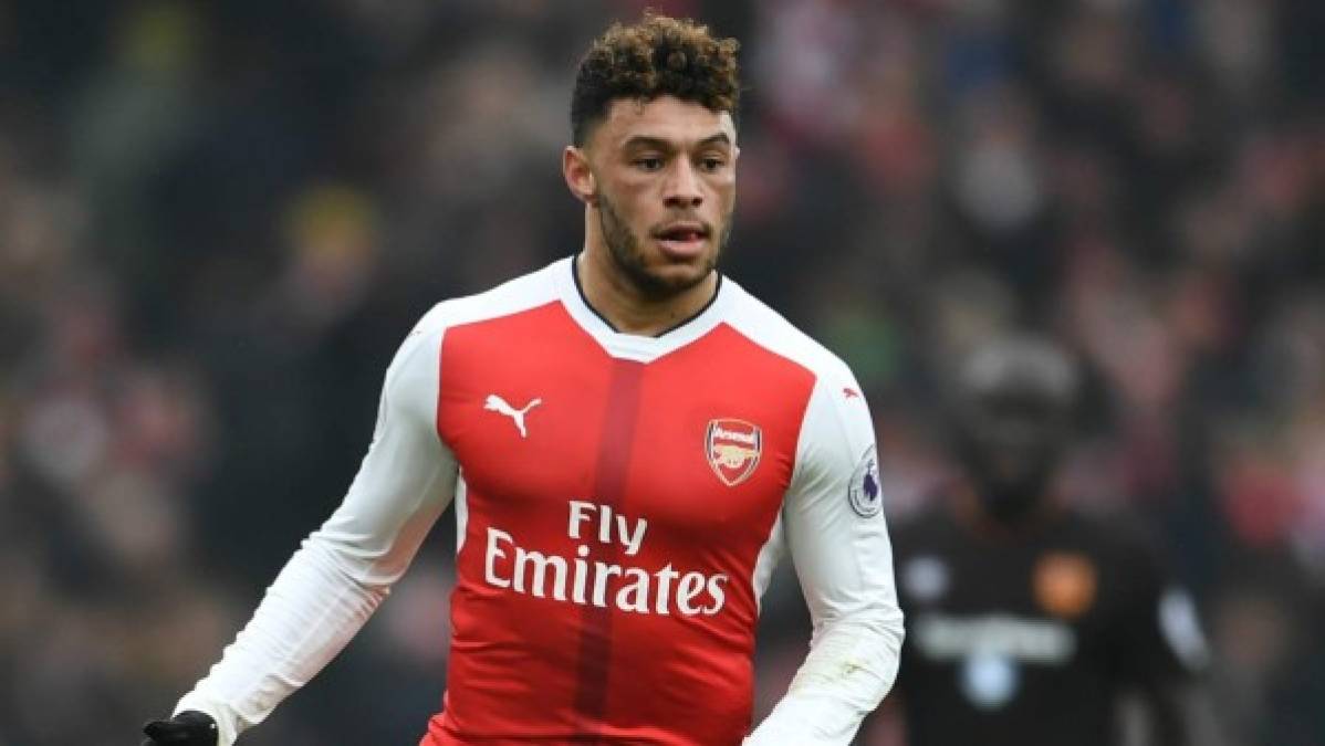 El jugador del Arsenal, Alex Oxlade-Chamberlain, tiene muchos equipos interesado por él en la Premier League. Al interés del Liverpool, se le suma el del Chelsea, que según informa el diario Mail habría lanzado una oferta de 30 millones de euros por el jugador inglés.