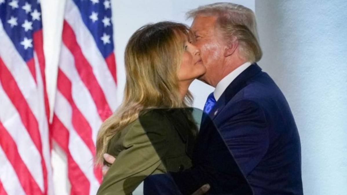 'Melania necesitaba tiempo para calmarse y para enmendar su acuerdo financiero con Trump', al que se refería como una forma de ''cuidar a Barron'' el único hijo de la pareja, señaló la periodista del 'Washington Post' Mary Jordan en una biografía no autorizada sobre la primera dama.