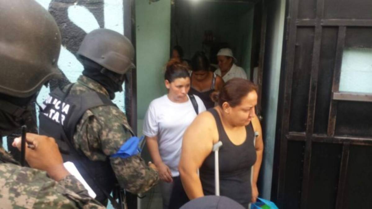 Una mujer en muletas sale de la penitenciaría.