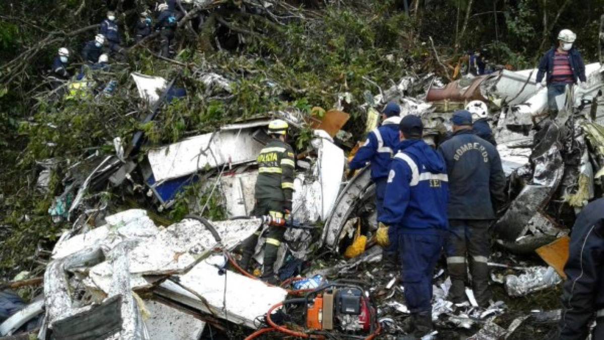 El avión de matrícula boliviana CP2933 de la empresa Lamia se declaró en emergencia 'por fallas eléctricas' a las 22H00 locales (03H00 GMT) a unos 50 kilómetros de Medellín.