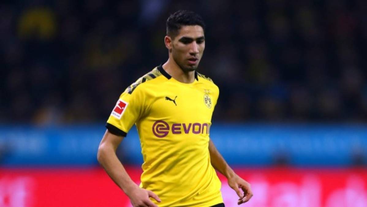 El marroquí Achraf Hakimi, lateral propiedad del Real Madrid que se lució en las últimas dos temporadas cedido en el Borussia Dortmund, ya tiene un acuerdo con el Inter de Milán y se someterá en las próximas 48 horas al reconocimiento médico previo a la firma de su nuevo contrato, según aseguran este domingo los medios italianos.<br/><br/>El Inter y el Real Madrid llegaron a un principio de acuerdo este sábado por cerca de 40 millones de euros más cinco millones en variables y se espera que Hakimi viaje a Milán este martes para concretar el fichaje.<br/><br/>Según las fuentes mencionadas, solo faltan por aclarar las modalidades de pago, mientras que el jugador ya ha cerrado un acuerdo con el Inter para firmar un contrato de cinco años a cambio de cinco millones de euros netos por temporada.