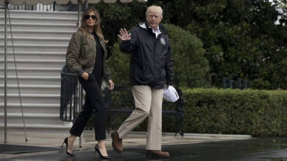 La primera dama causó otro escándalo mediático cuando salió de la Casa Blanca luciendo sus tradicionales stilettos para viajar a Texas a visitar a los damnificados por el huracán Harvey.