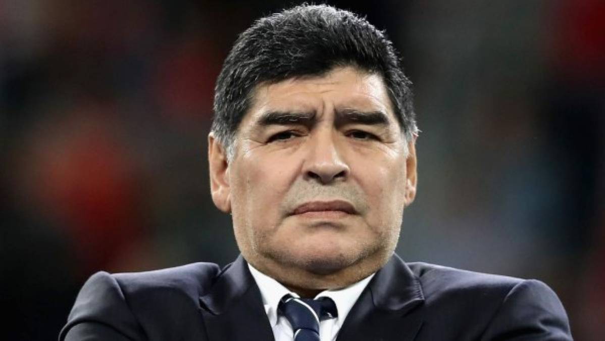 Argentine legend Diego Maradona (C) conducts his first training session as coach of Mexican football club Dorados, at the Banorte stadium in Culiacan, Sinaloa State, Mexico, on September 10, 2018.<br/>As much as he was a genius with the ball at his feet, Diego Maradona's coaching career has been far from distinguished and took a curious turn when he joined Mexican second-division outfit Dorados. / AFP PHOTO / Pedro PARDO
