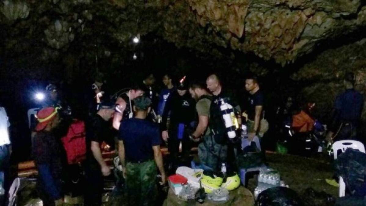 Ya son varios días que han estado bombeando agua de la cueva para que baje su nivel, sin embargo, las amenazas de lluvia aumenta la tensión en el país.