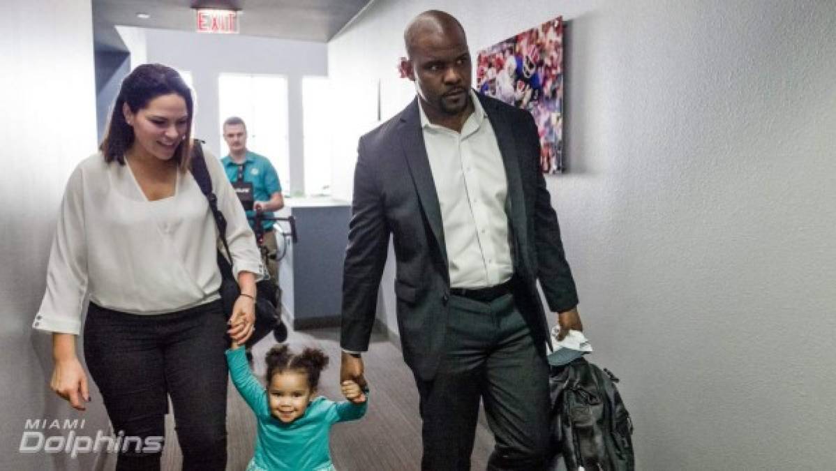 La hija de Brian Flores se mostró feliz antes de que su padre atendiera a la prensa deportiva.