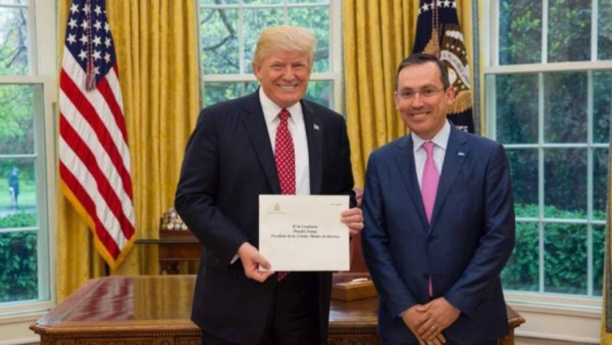 El nuevo embajador de Honduras en Washington, Marlon Tábora, presentó este lunes sus cartas credenciales al presidente de Estados Unidos, Donald Trump. Tábora, quien se ha desempeñado como director ejecutivo de Centroamérica y Belice ante el Banco Interamericano de Desarrollo (BID), llegó a Washington con la misión seguir fortaleciendo las relaciones entre ambos países.