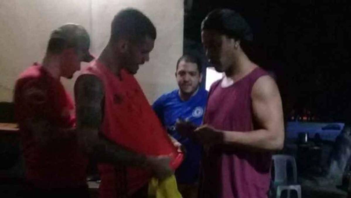 La prensa paraguaya informa que Ronaldinho no tenía el calzado indicado para jugar, por lo que un policía le cedió sus botines para que pueda desplegar su magia.