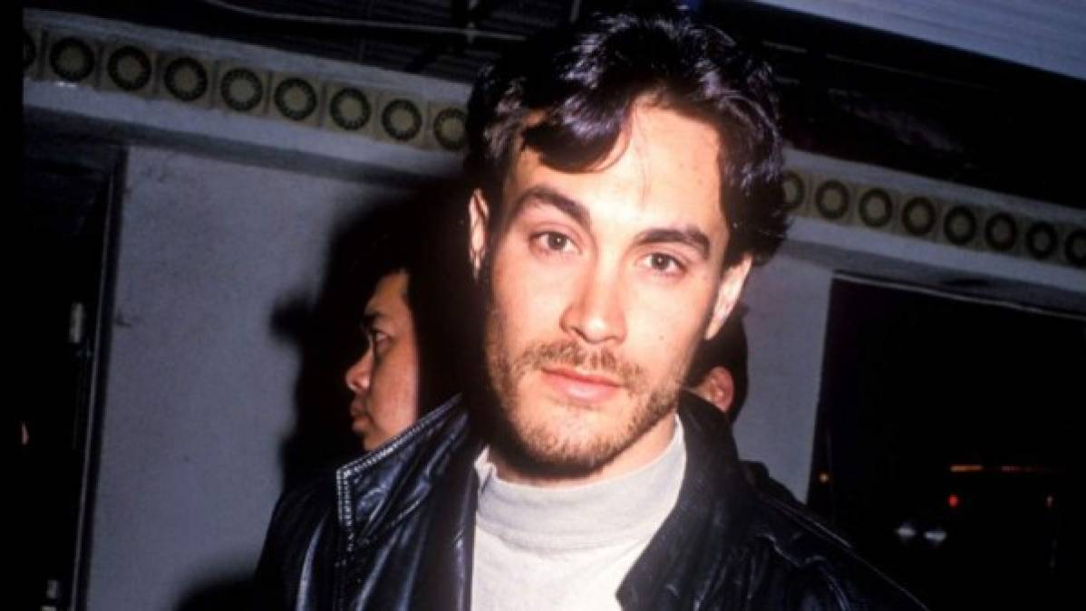 Brandon Lee: El hijo de Bruce Lee murió mientras rodaba una de las escenas de la película El cuervo, en la que su personaje era tiroteado. Una de las balas del revólver que fue utilizado se quedó en el tambor y pasó desapercibida al equipo de producción. También tenía 28 años.