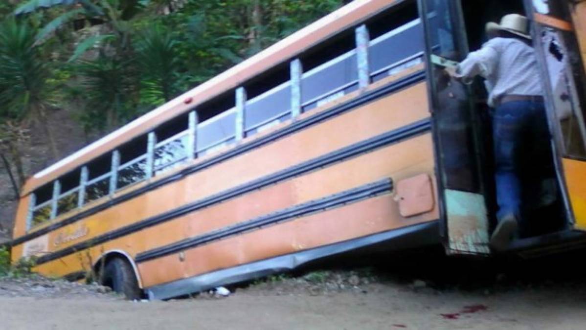 El ataque armado a bus dejó este miércoles al menos una persona muerta y varios heridos en un hecho registrado en el sureste del departamento de Santa Bárbara, zona occidente de Honduras. Se informó que una de las víctimas mortales es el conductor de la unidad. El hecho se registró en la comunidad de El Carreto de Las Vegas, Santa Bárbara. El chofer fue identificado como Sergio Nahún Ramos Hernández, de 24 años.