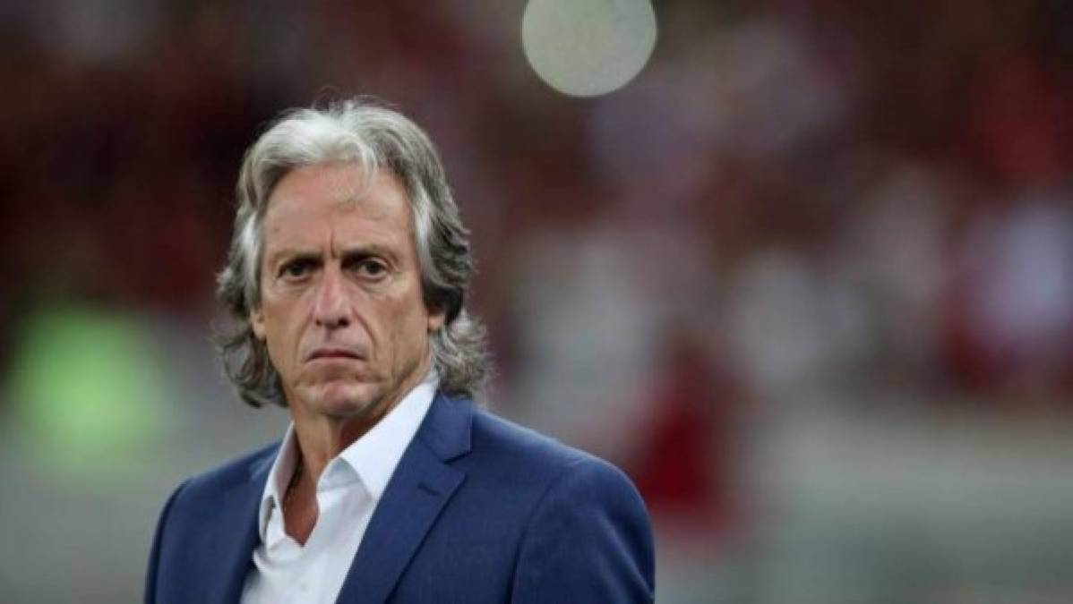 Según TVI24, el Benfica pensaría en volver a contratar a Jorge Jesus ante la más que posible marcha de Bruno Lage del banquillo del primer plantel. El actual entrenador del Flamengo renovó por un año, pero la incertidumbre sobre el retorno a la competición en Brasil podría dejar en el aire su situación.