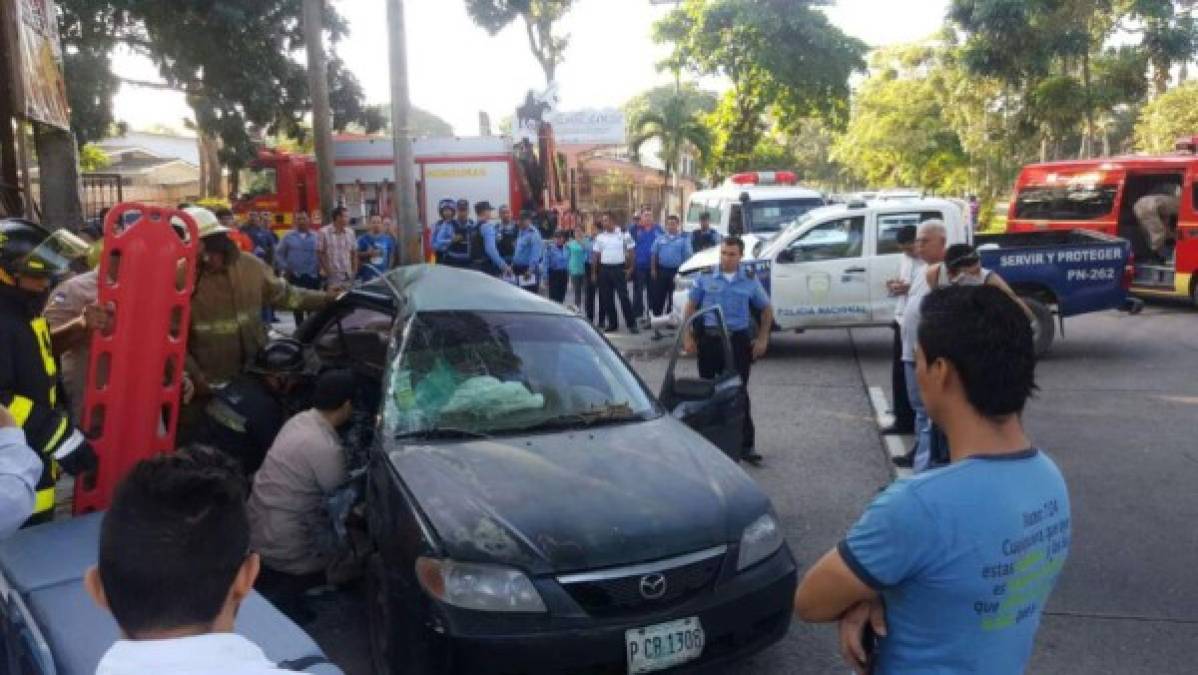 9 de febrero - San Pedro Sula <br/><br/>Tres heridos dejó este accidente entre un carro turismo y una patrulla de la Policía en la 6 calle y 12 avenida del barrio Los Andes de San Pedro Sula.