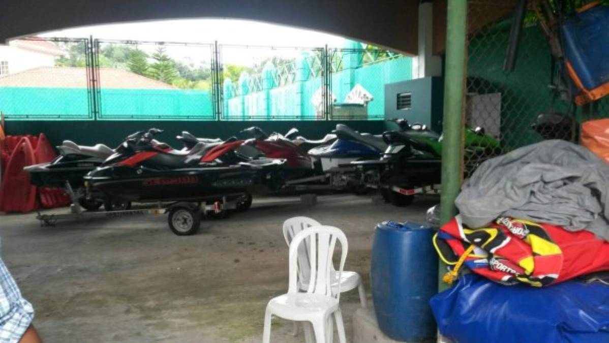 Varios jetsky fueron encontrados por las autoridades en el estacionamiento de la mansión de la familia Rosenthal en Omoa.