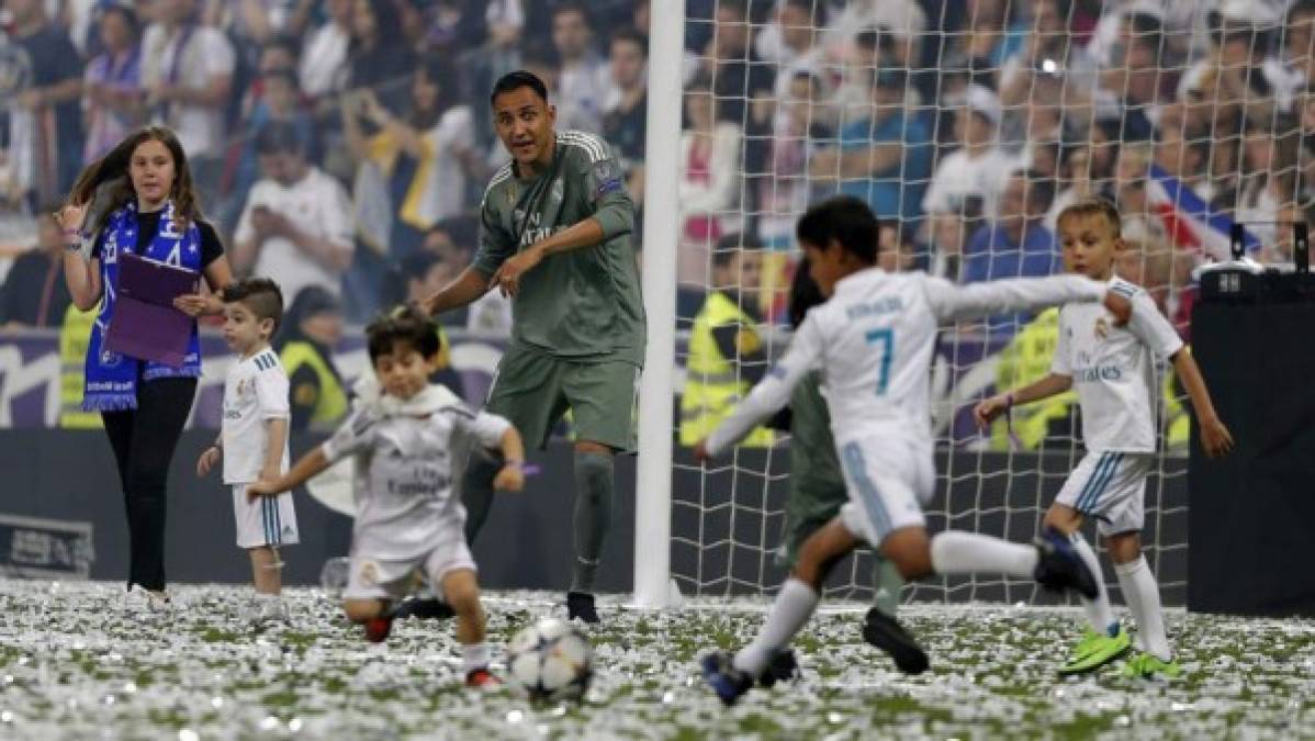 Keylor Navas jugando con los hijos de sus compañeros.