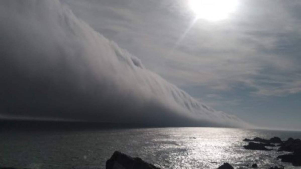 Las imágenes captadas por usuarios de redes sociales, muestran lo que a simple vista parece ser una gigantesca ola de un tsunami, pero de nubes.