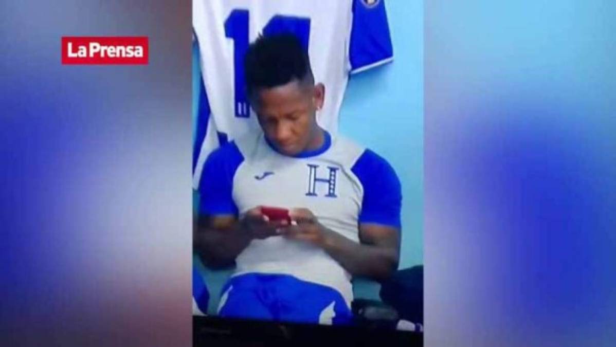 No es la primera vez que Romell Quioto se ve involucrado en una polémica. En la Copa Oro se le vio minutos antes del juego de la selección de Honduras ante Jamaica usando su teléfono celular.