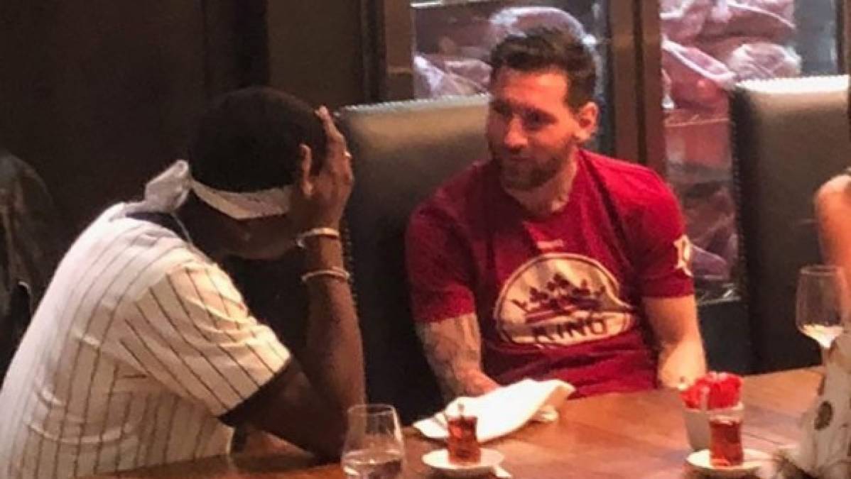 Messi y Paul Pogba se dejaron ver en el restaurante en una distendida conversación que los fans presentes en esos momentos quisieron captar con sus móviles y sus cámaras.