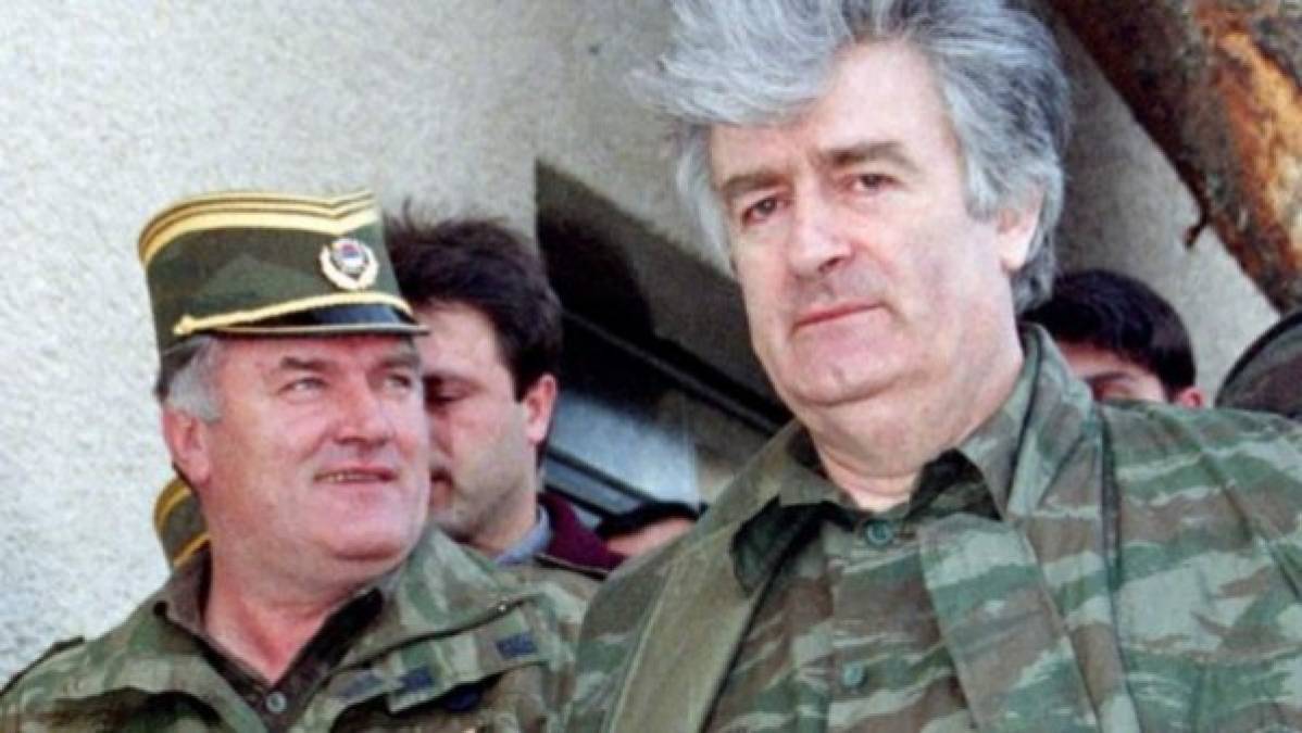 Por último, los jueces desestimaron una petición de la Fiscalía para añadir una segunda condena de genocidio relacionada con una campaña militar en cinco municipios de Bosnia, entre 1992 y 1995, que tenía el objetivo de expulsar a los no serbios.<br/><br/>Minutos antes de la lectura de la sentencia, en los aledaños del tribunal, se produjo un leve momento de tensión por la presencia de un hombre que intentó desplegar unos carteles a favor de Mladic y tuvo un intercambio verbal con un representante de las víctimas.<br/><br/>Mladic lleva desde 2011 en la unidad de detención de la ONU en La Haya y está por ver dónde cumplirá su condena, aunque se descarta que sea trasladado a un país de los Balcanes por cuestiones de seguridad.<br/>