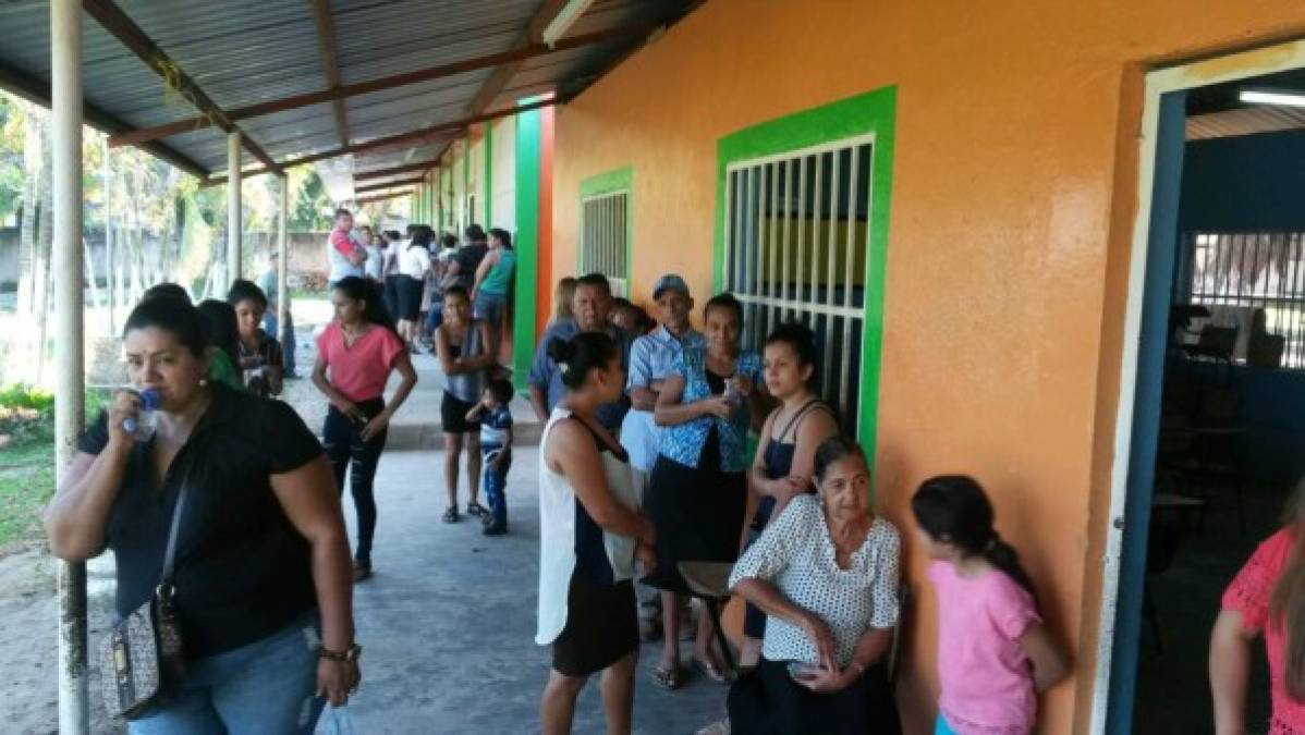 Un grupo de personas en un centro de votación en Tela, Atlántida.