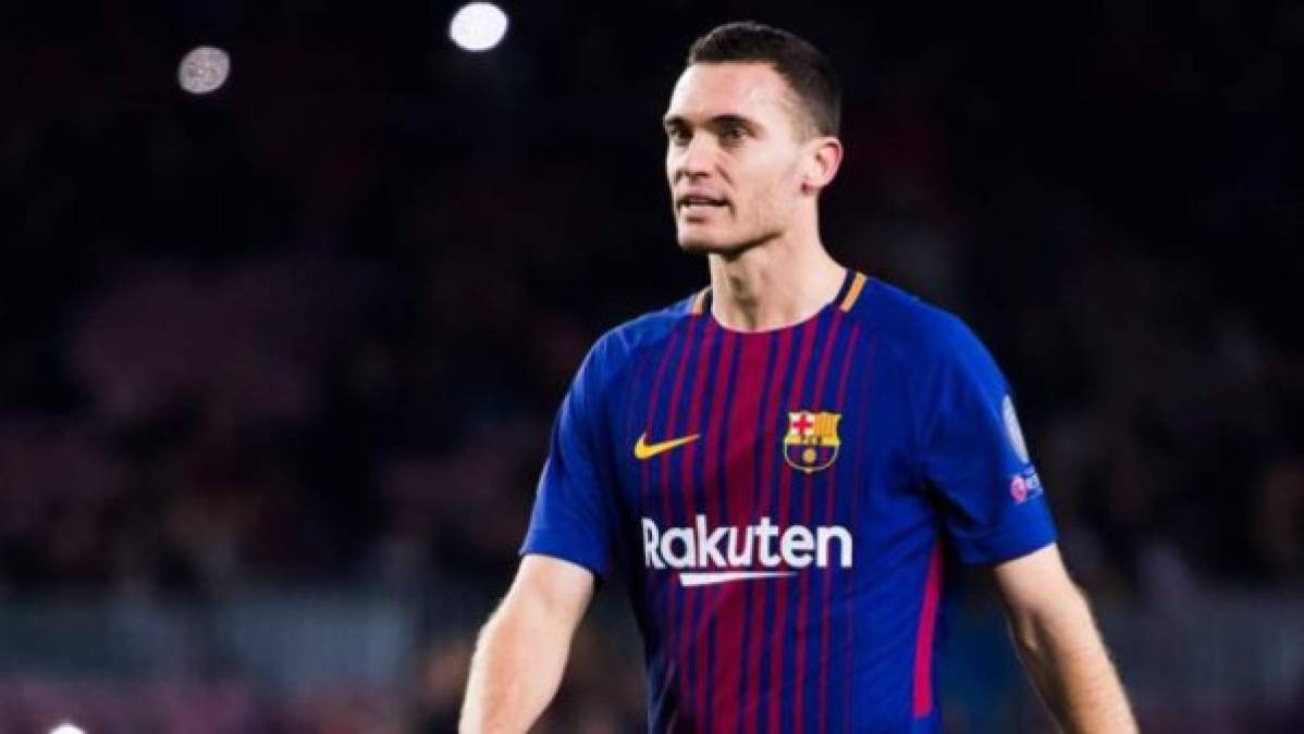 Thomas Vermaelen (33 años), que acabó contrato con el Barça el 30 de junio, sigue sin equipo. Recientemente ha rechazado al New England Revolution (MLS) y antes tampoco aceptó la propuesta de Olympiakos. . También se le ha vinculado al Anderlecht que dirige Kompany y en Inglaterra apuntan que le quiere Bielsa para el Leeds